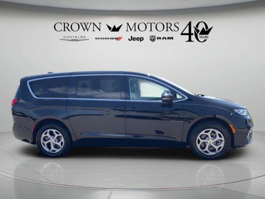 Used 2024 Chrysler Pacifica Limited Van Passenger Van