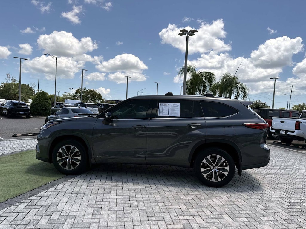 Used 2022 Toyota Highlander XLE Hybrid XLE AWD