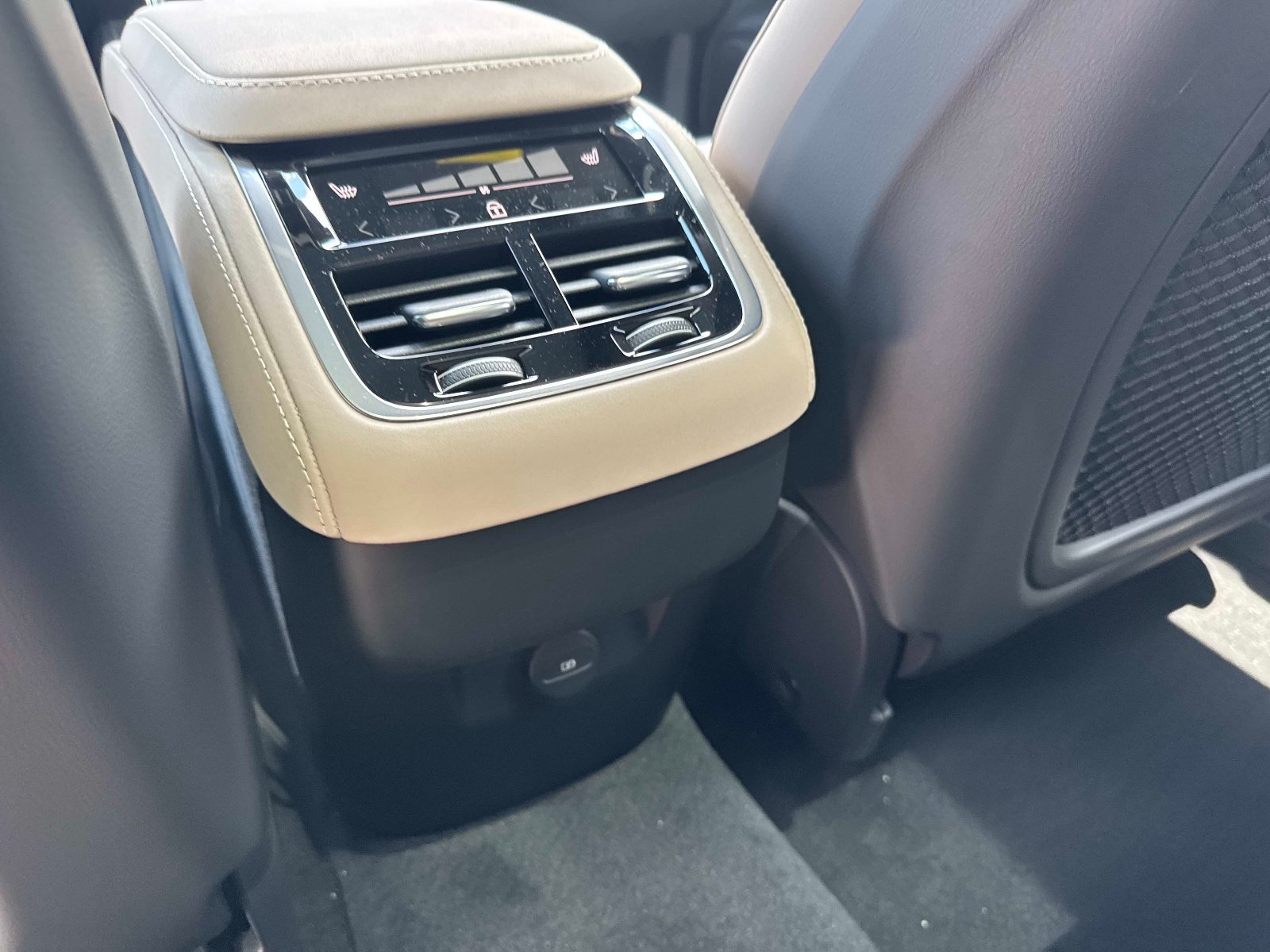 2026 Volvo XC90 Plus - Photo 13