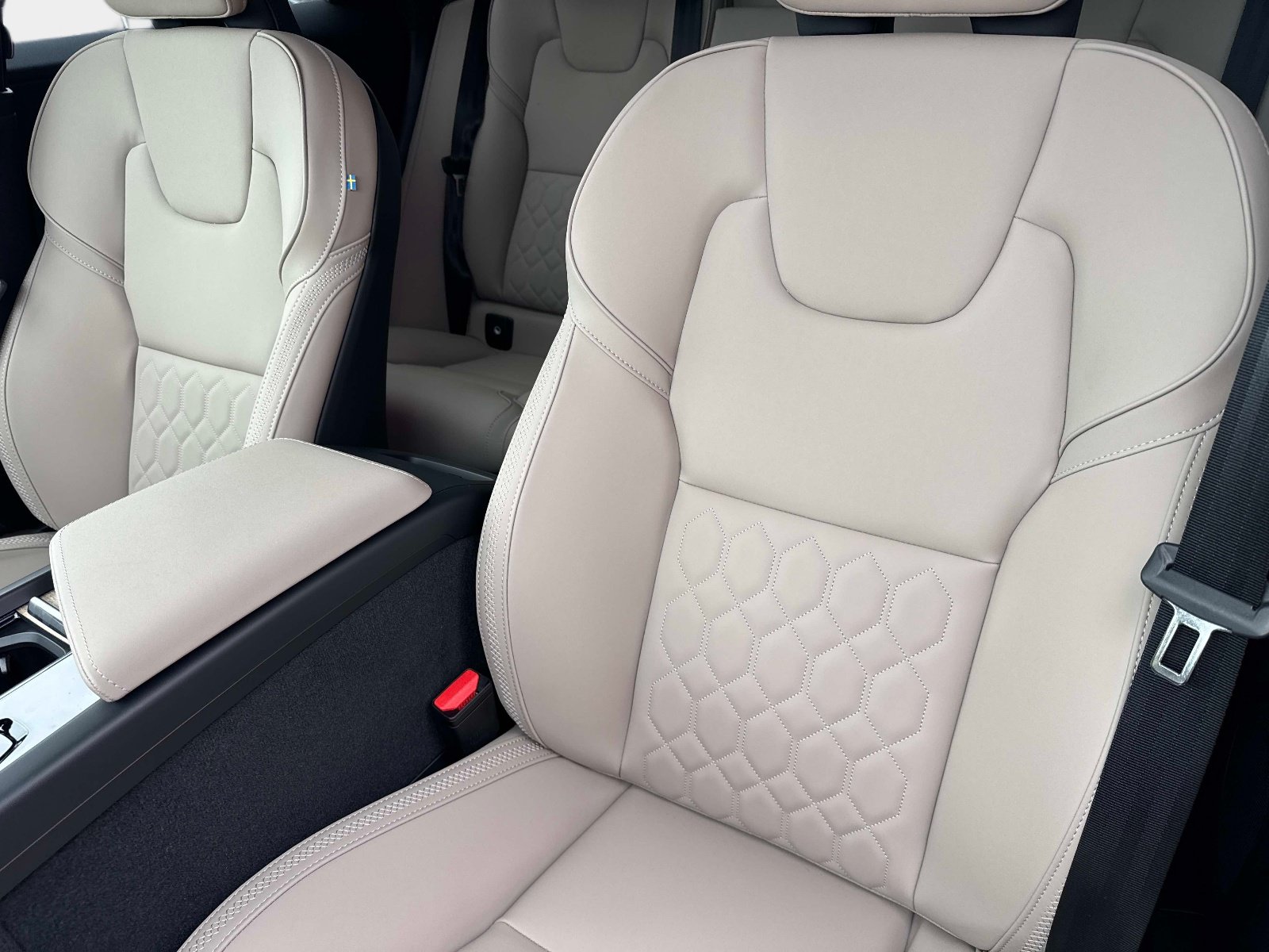 2026 Volvo XC60 Plus - Photo 19