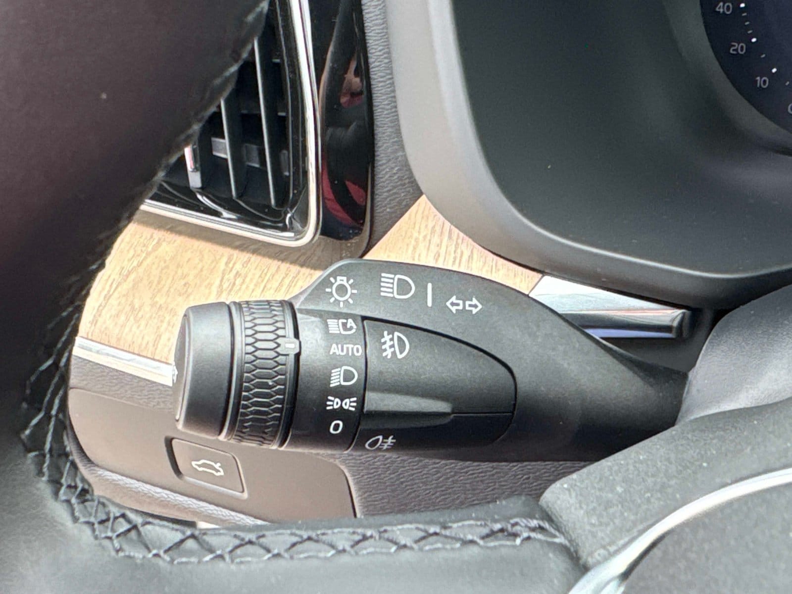 2026 Volvo XC60 Plus - Photo 33