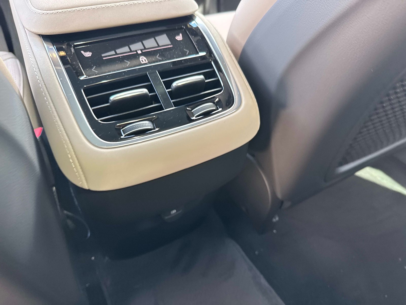 2026 Volvo XC90 Plus - Photo 14