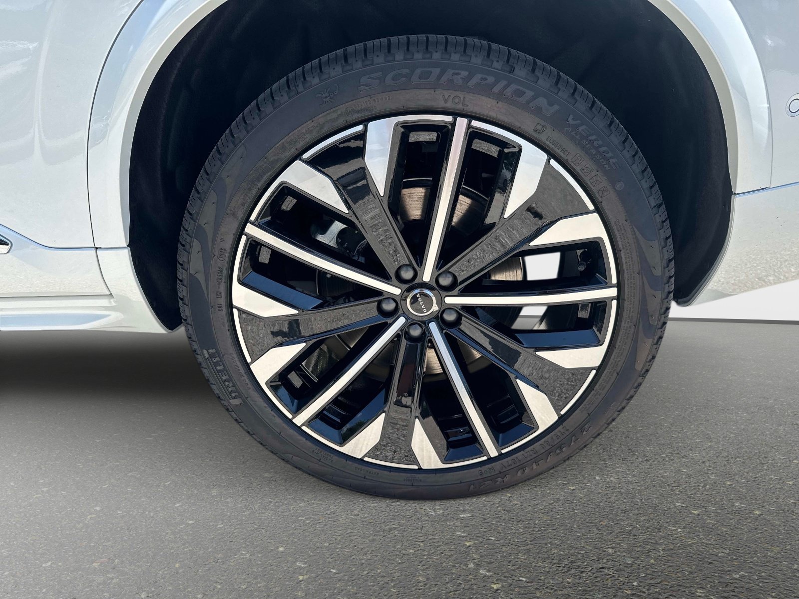 2026 Volvo XC90 Plus - Photo 10