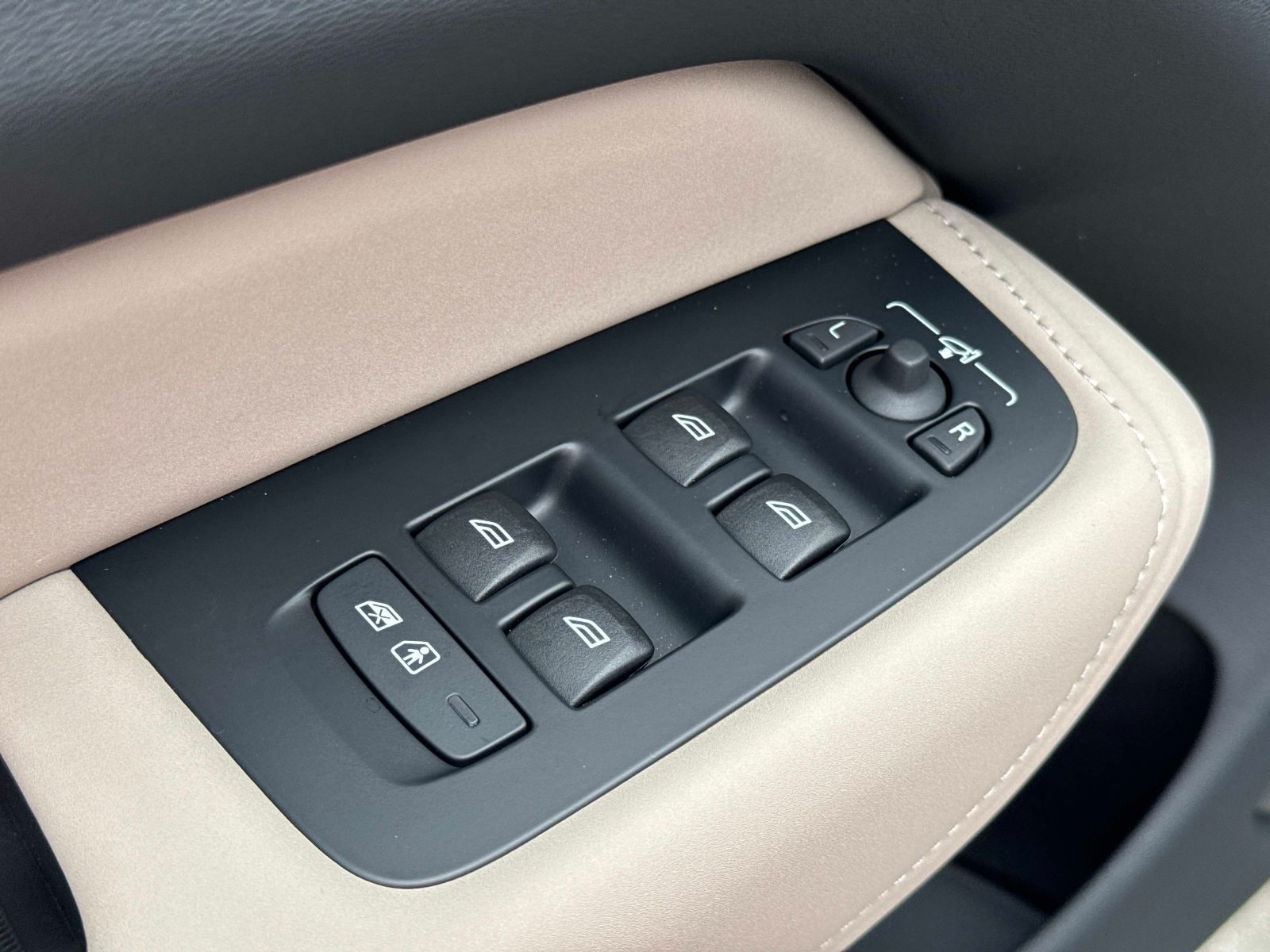 2026 Volvo XC60 Plus - Photo 16