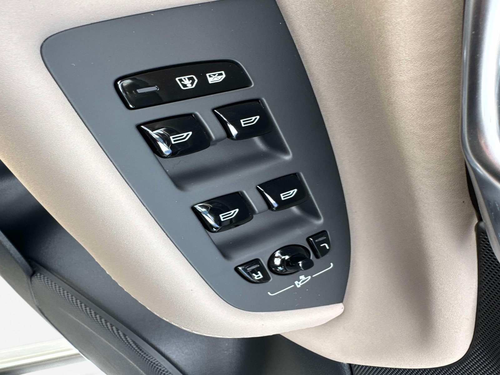 2026 Volvo XC90 Plus - Photo 16