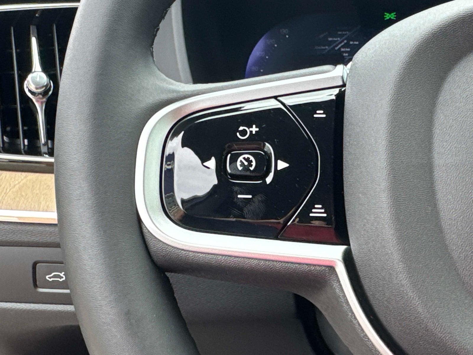 2026 Volvo XC60 Plus - Photo 32