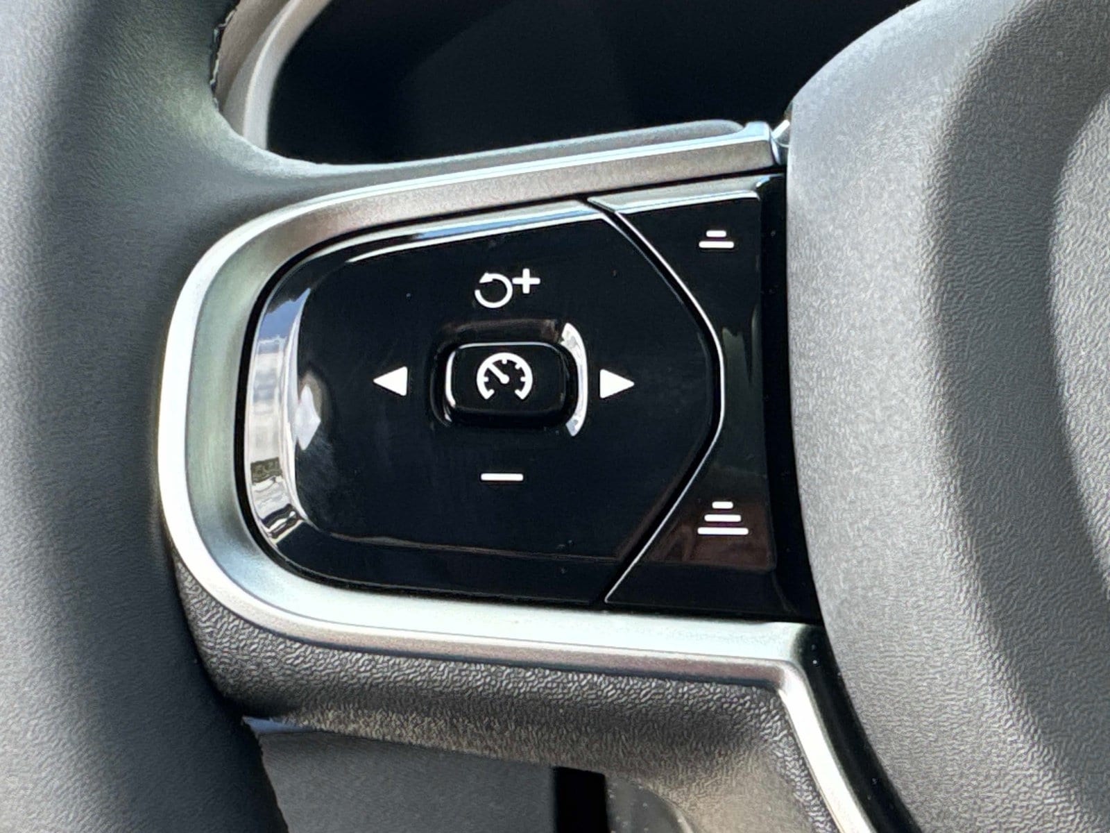 2026 Volvo XC90 Plus - Photo 31