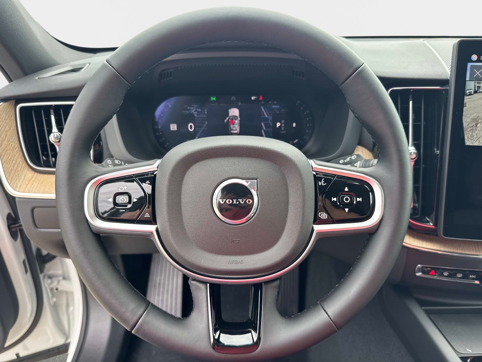 2026 Volvo XC60 Plus - Photo 28