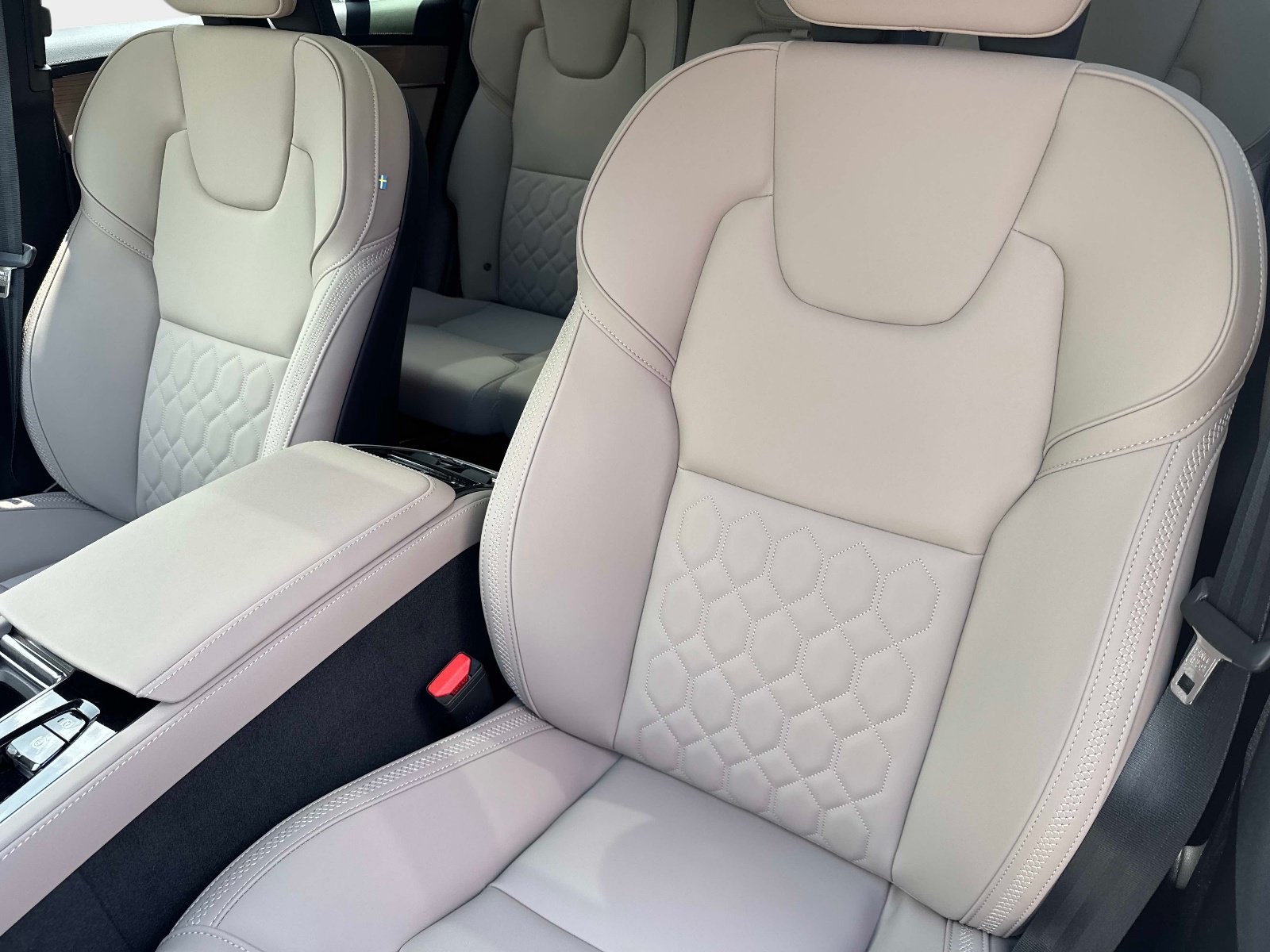 2026 Volvo XC90 Plus - Photo 18
