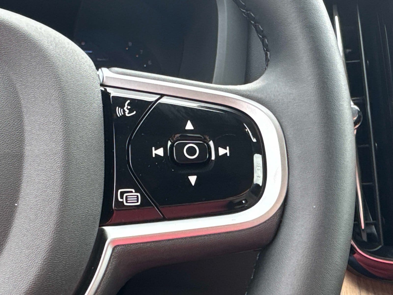 2026 Volvo XC60 Plus - Photo 31