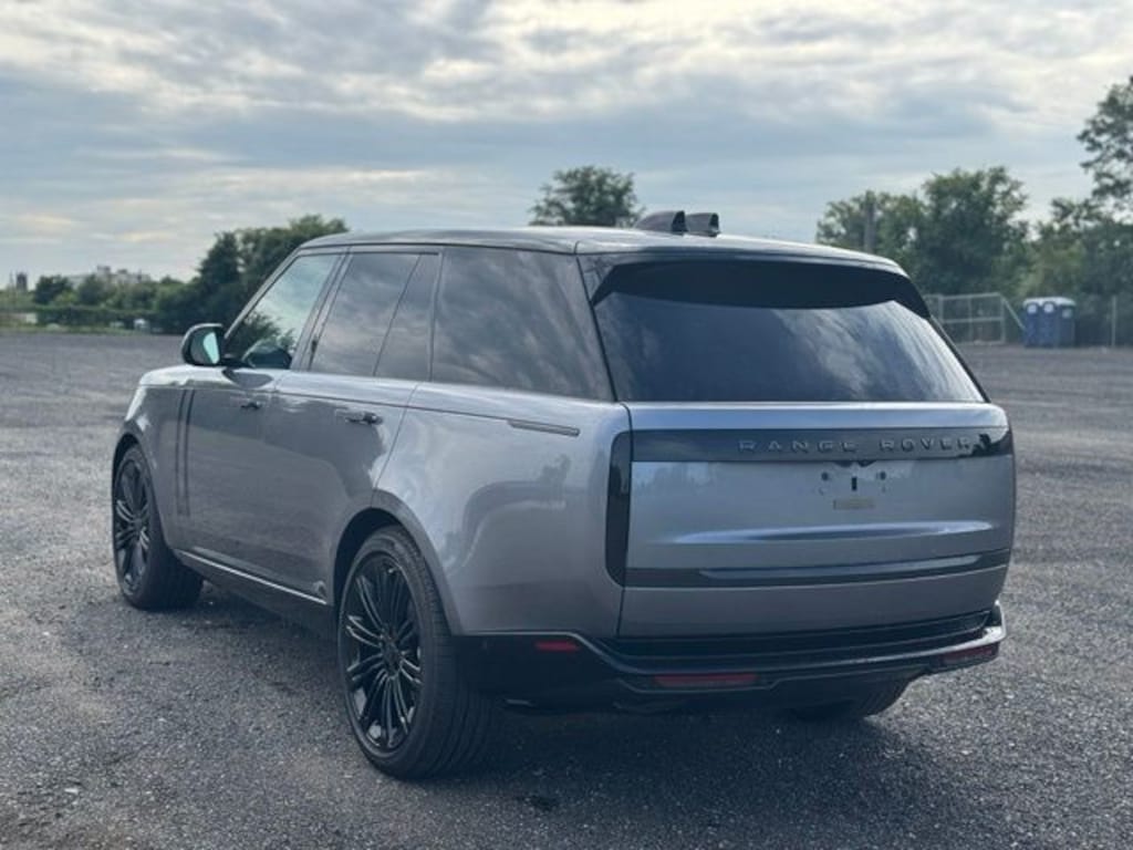 New 2026 Land Rover Range Rover P400 SE SUV