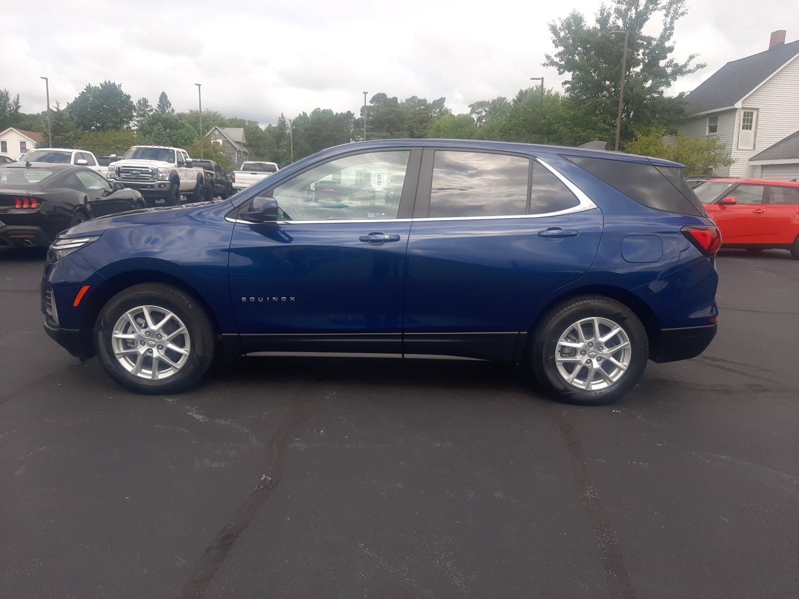 2023 Chevrolet Equinox LT - Photo 2