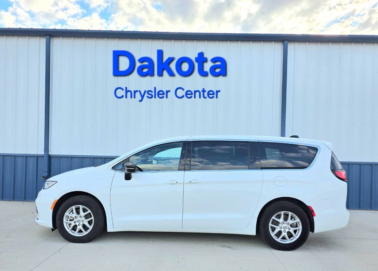 2025 Chrysler Pacifica Select