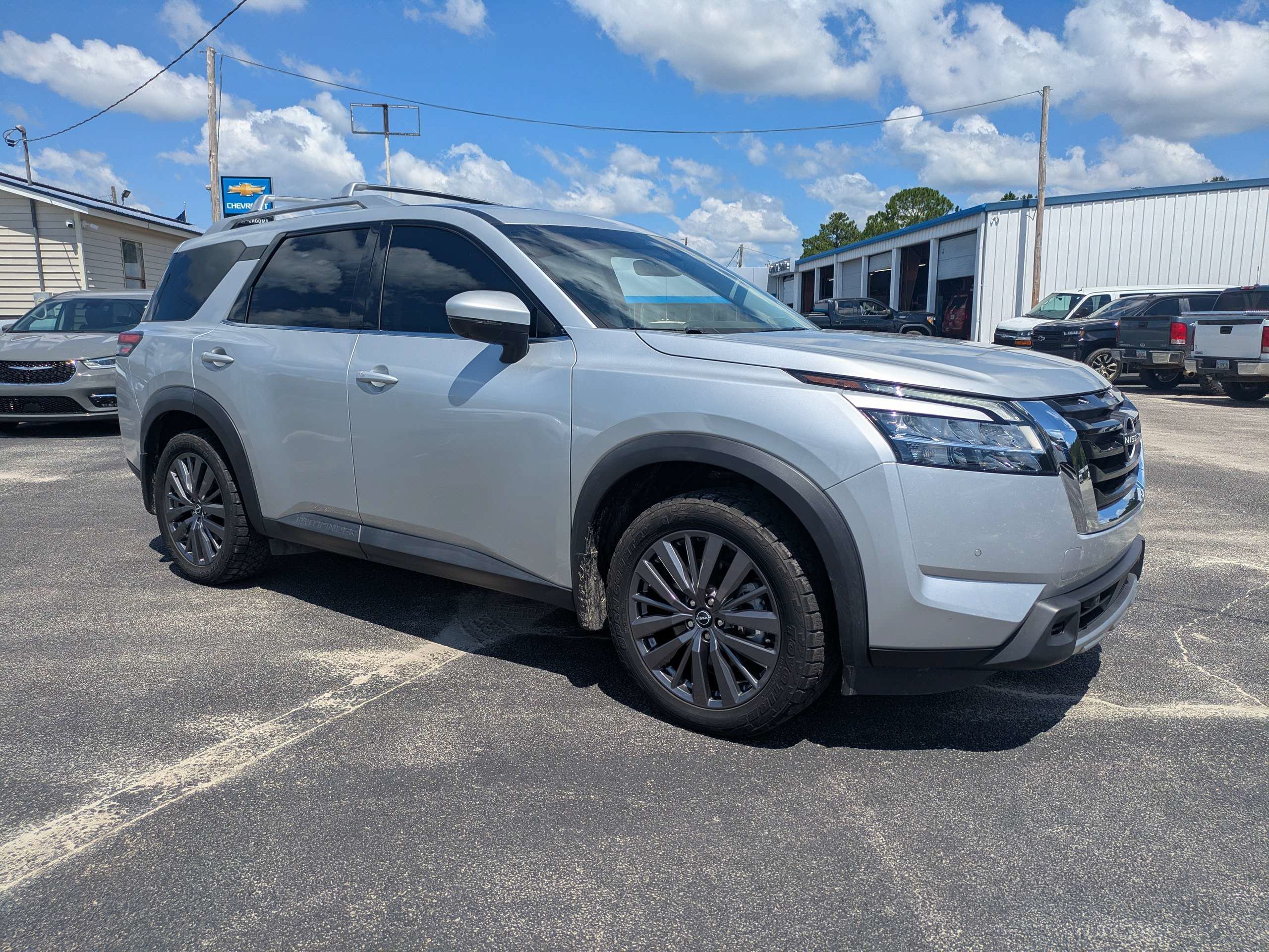 2023 Nissan Pathfinder SL