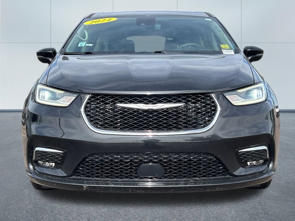 Used 2024 Chrysler Pacifica Touring L