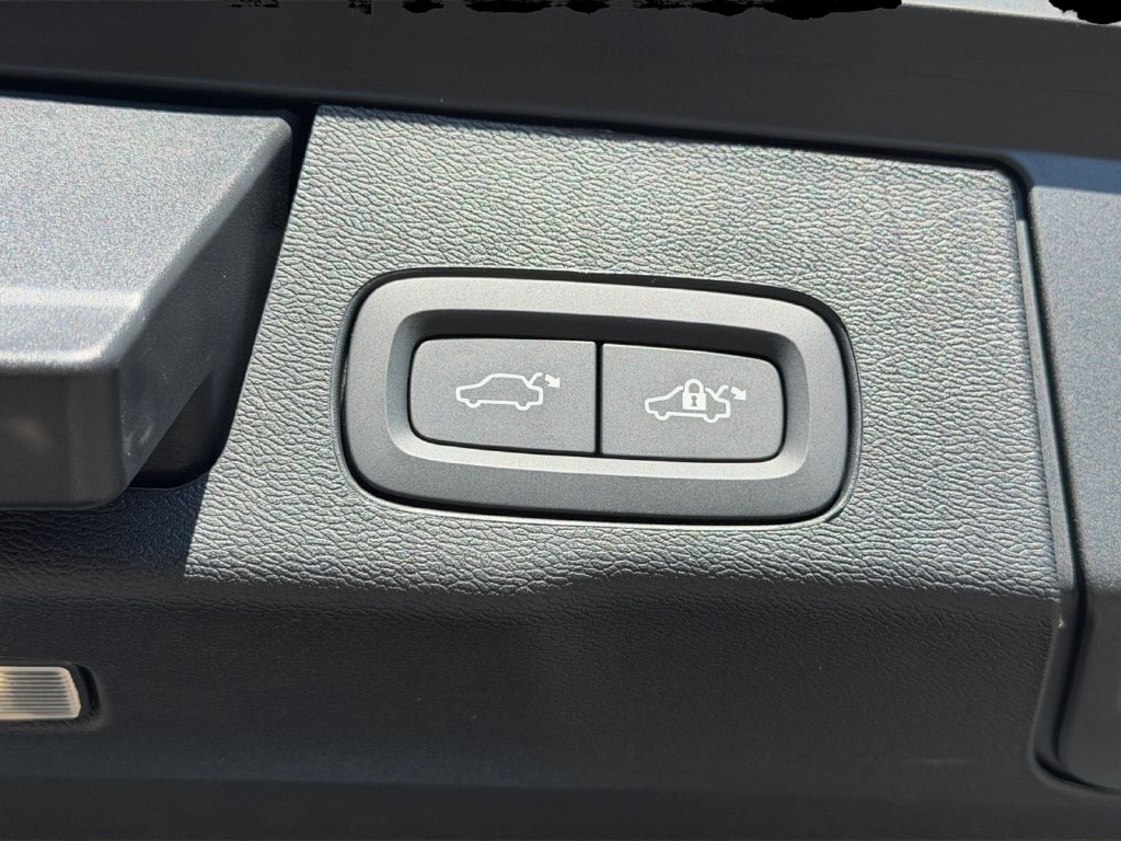 2026 Volvo XC60 Plus - Photo 10