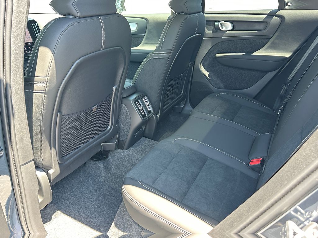 2026 Volvo XC40 Ultra Black Edition - Photo 10