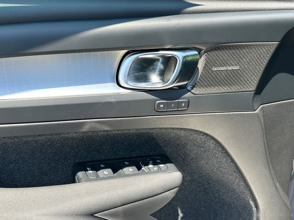 2026 Volvo XC40 Ultra Black Edition - Photo 13