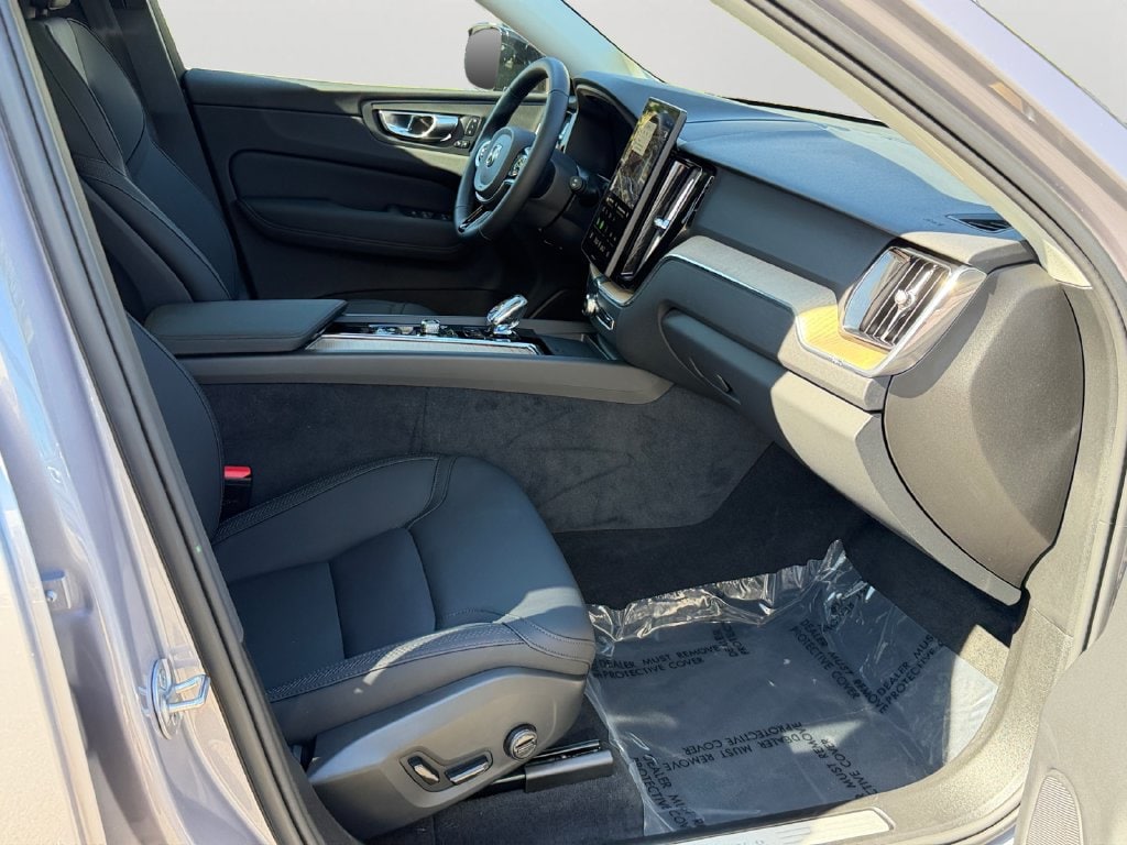 2026 Volvo XC60 Plus - Photo 8