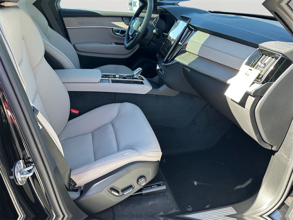 2026 Volvo XC90 Plus - Photo 6