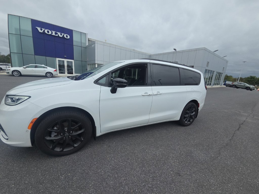 Used 2026 Chrysler Pacifica Limited Minivan/Van
