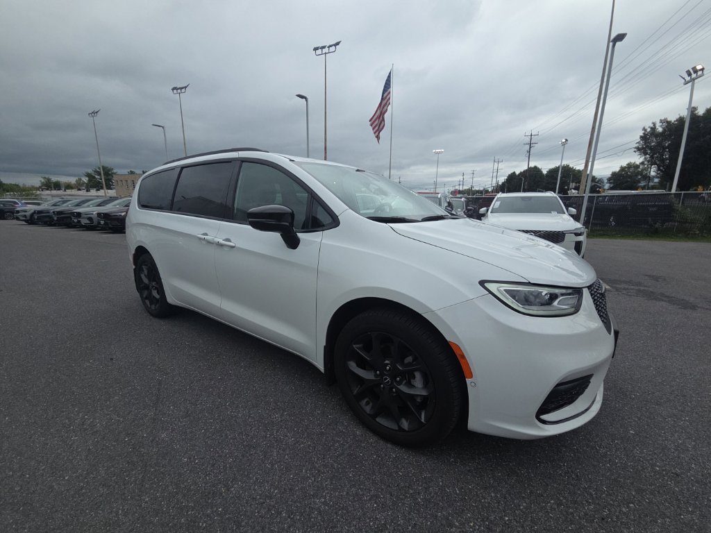 Used 2026 Chrysler Pacifica Limited Minivan/Van