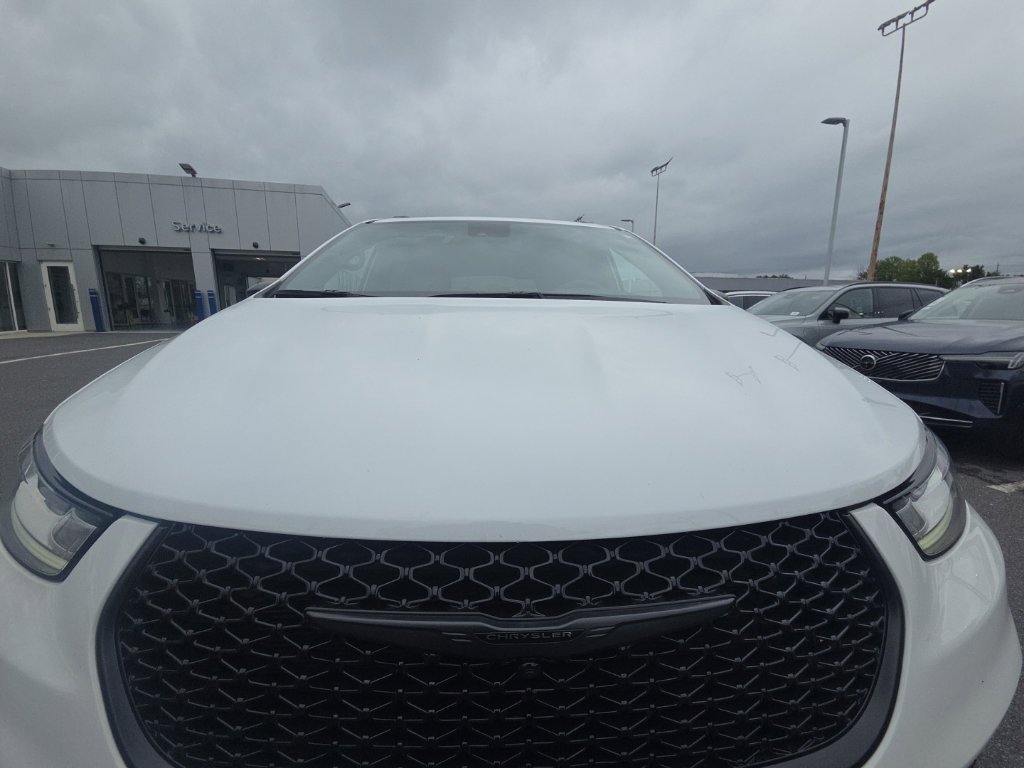 Used 2026 Chrysler Pacifica Limited Minivan/Van