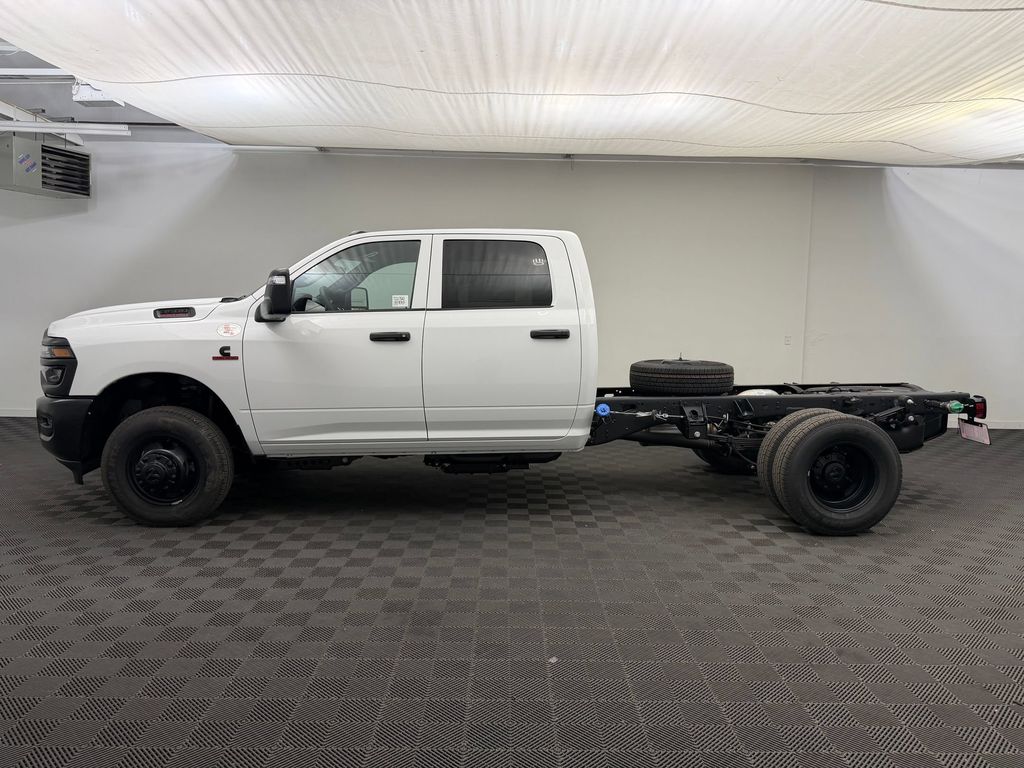 New 2026 Ram 3500 Chassis Cab TRADESMAN CREW 4X4 60' CA Pickup