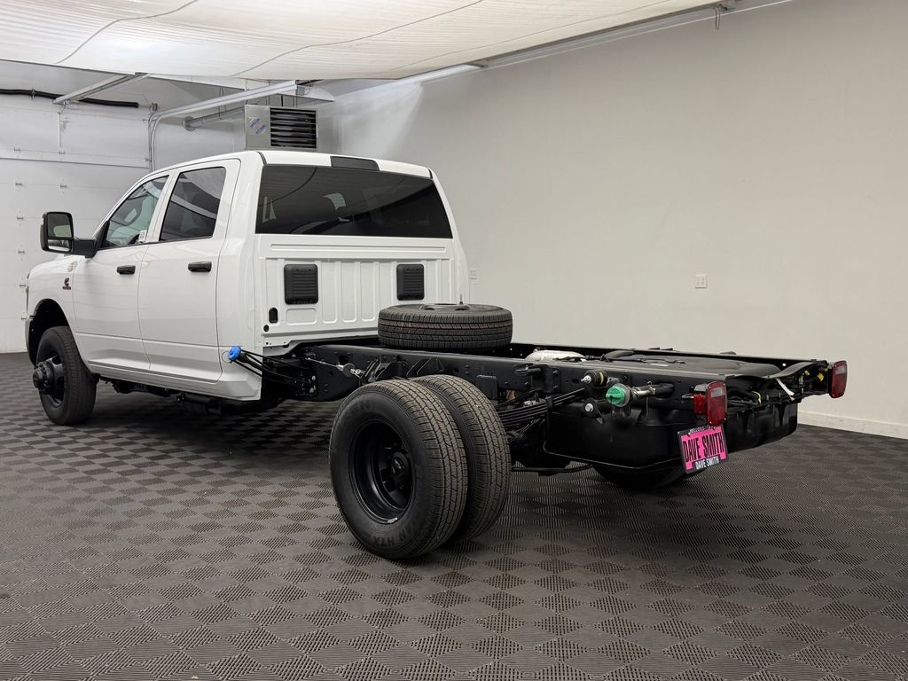 New 2026 Ram 3500 Chassis Cab TRADESMAN CREW 4X4 60' CA Pickup