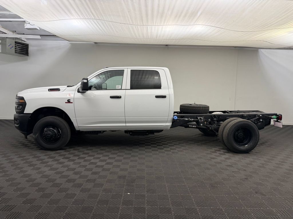 New 2026 Ram 3500 Chassis Cab TRADESMAN CREW 4X4 60' CA Pickup