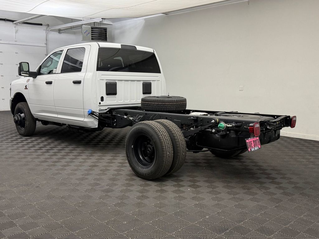 New 2026 Ram 3500 Chassis Cab TRADESMAN CREW 4X4 60' CA Pickup