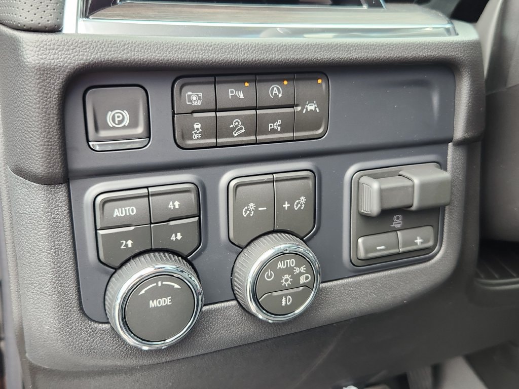2026 Chevrolet Suburban Premier - Photo 15