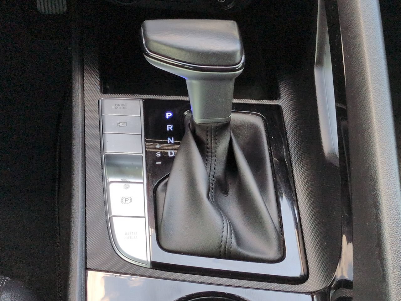 2021 Hyundai Elantra Limited - Photo 18