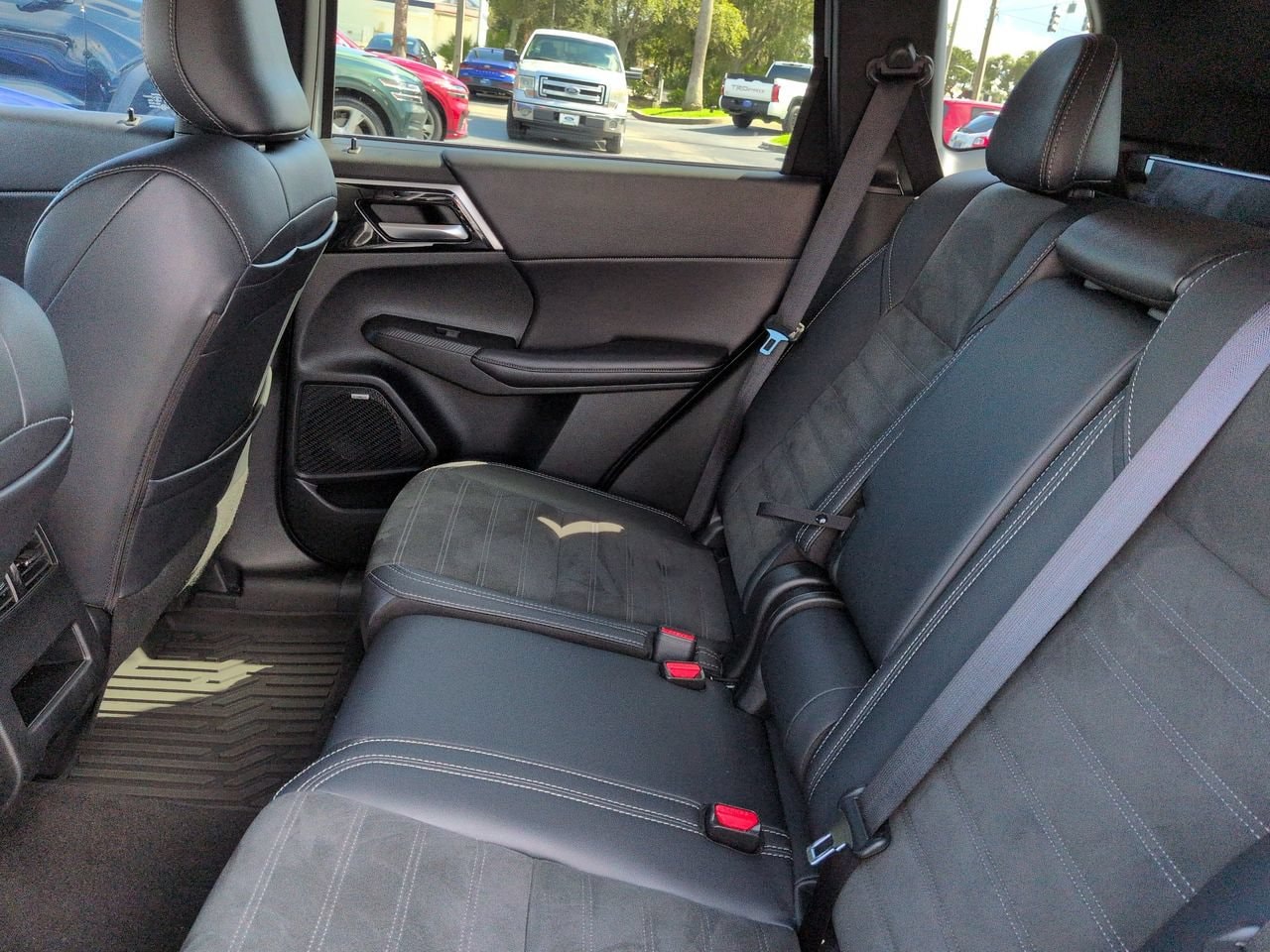 2025 Mitsubishi Outlander SE - Photo 14