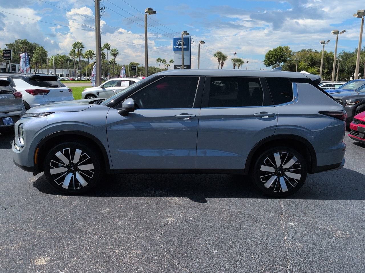 2025 Mitsubishi Outlander SE - Photo 7