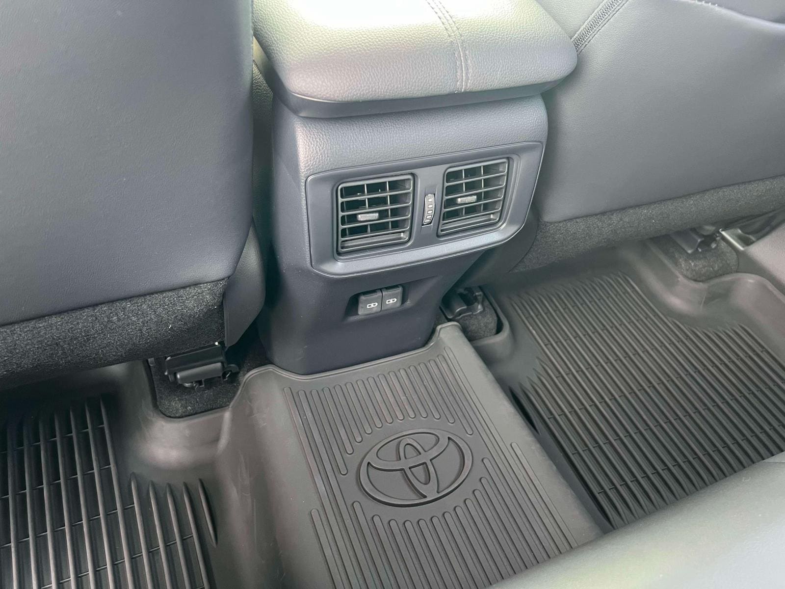 2025 Toyota RAV4 XLE Premium - Photo 29