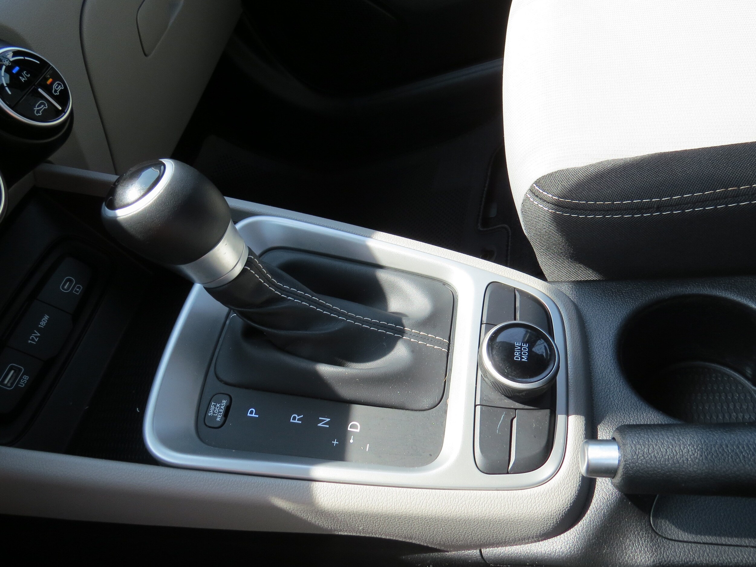 2024 Hyundai Venue SEL - Photo 15
