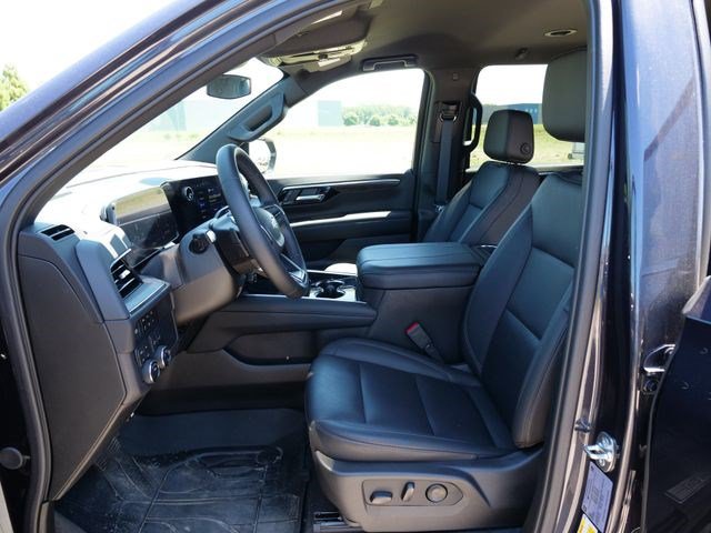 2025 Chevrolet Suburban LT - Photo 14