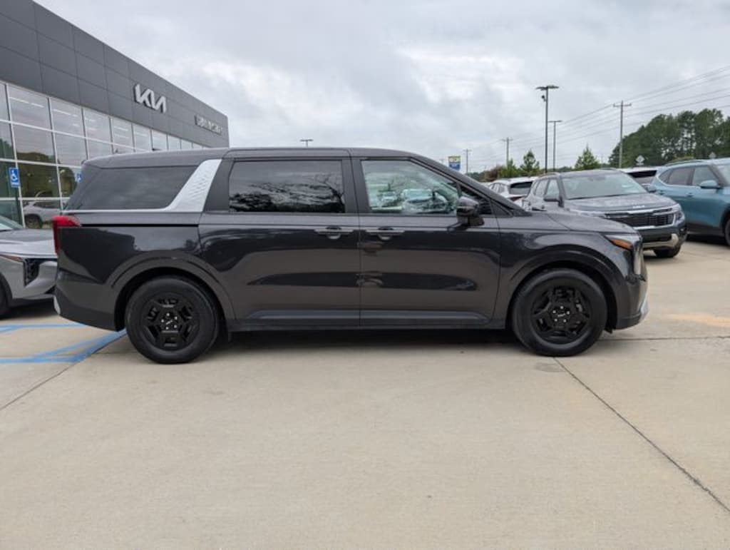 Used 2025 Kia Carnival LX Minivan/Van