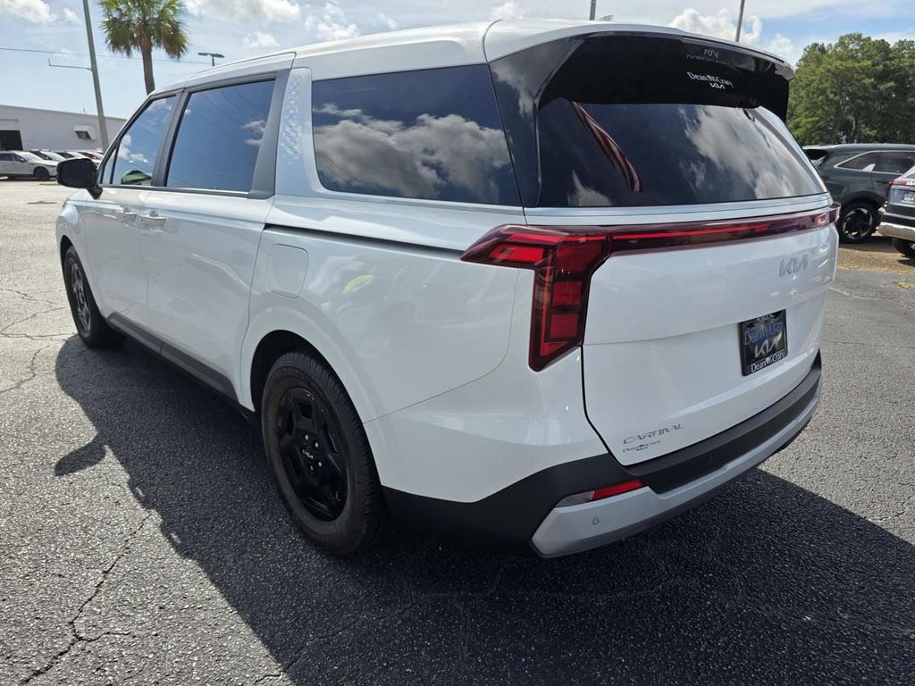 Used 2025 Kia Carnival LX Minivan/Van