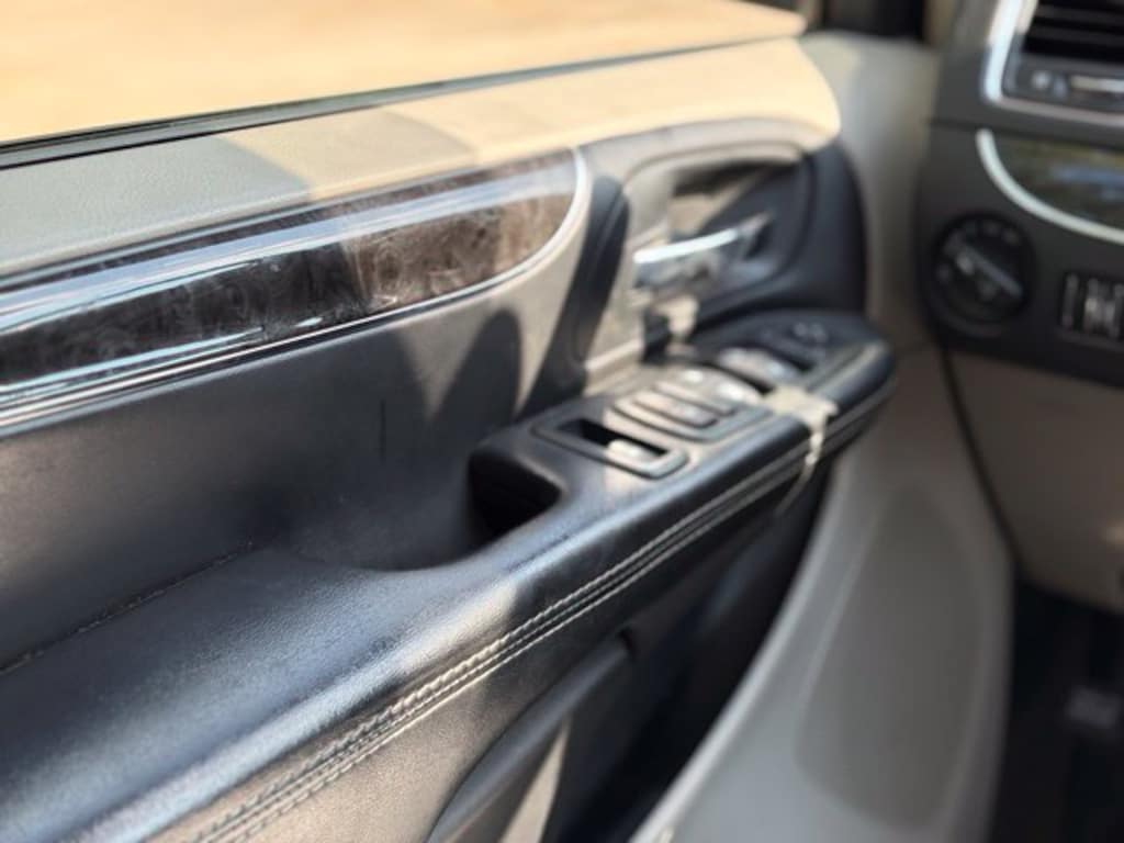 Used 2014 Chrysler Town & Country Touring-L Minivan/Van