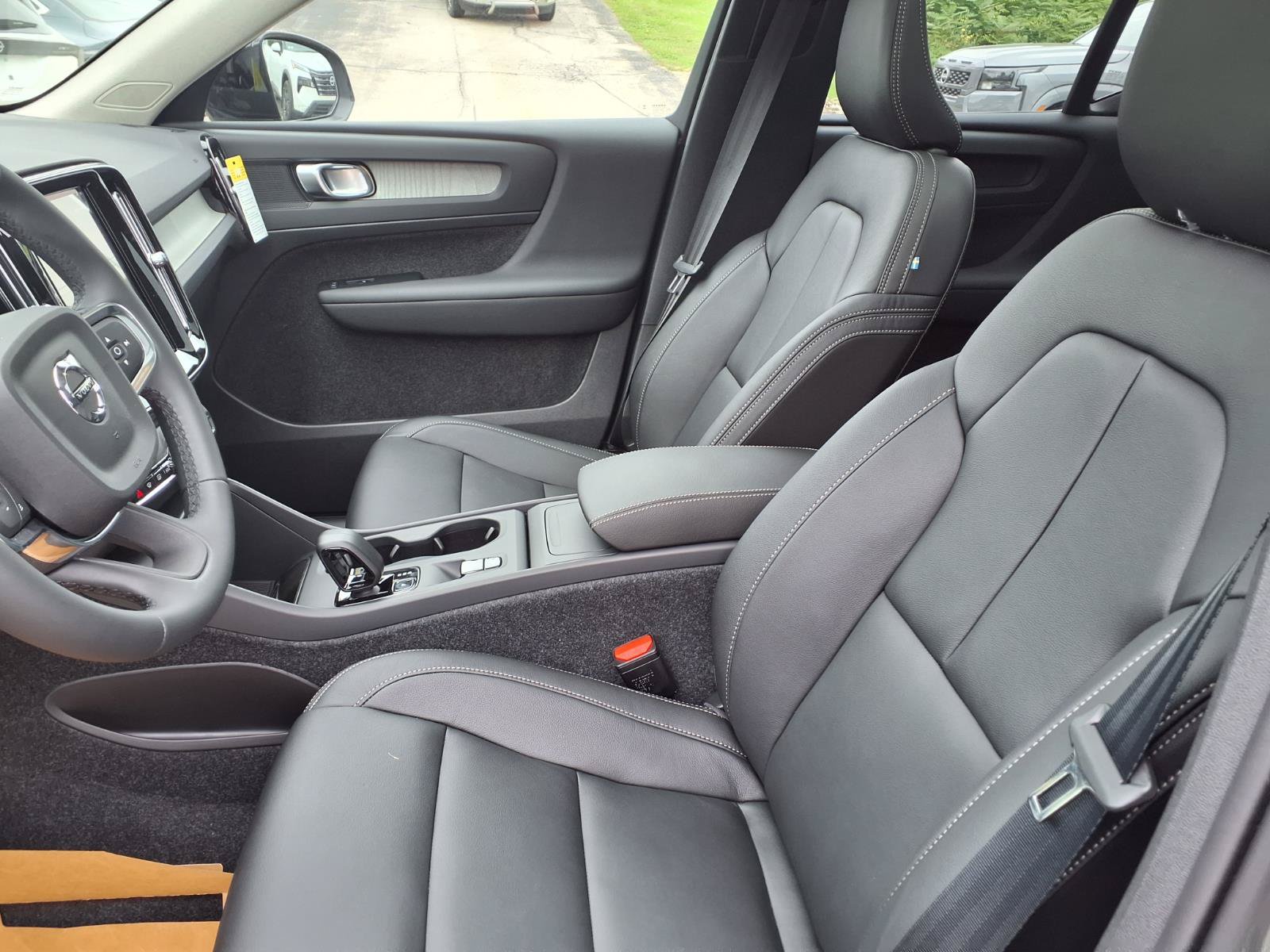 New 2026 Volvo XC40 B5 Core SUV