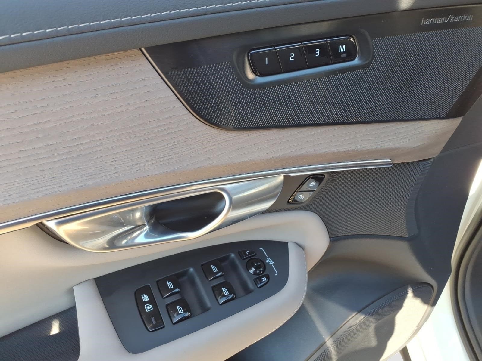 2026 Volvo XC90 Plus - Photo 18
