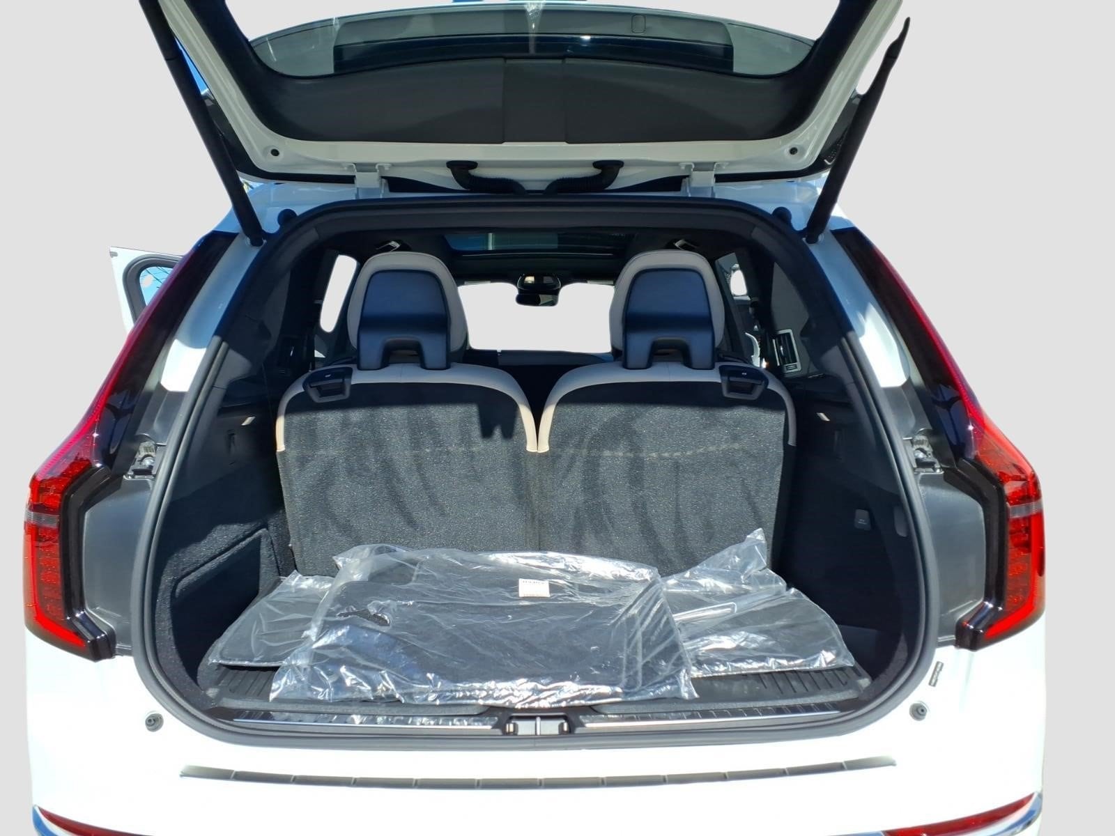 2026 Volvo XC90 Plus - Photo 16