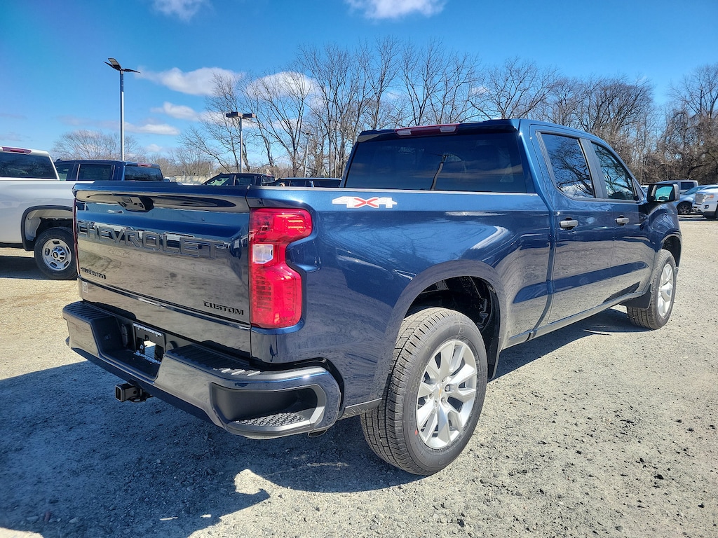 New 2023 Chevrolet Silverado 1500 Custom 4WD Crew Cab 157 Custom