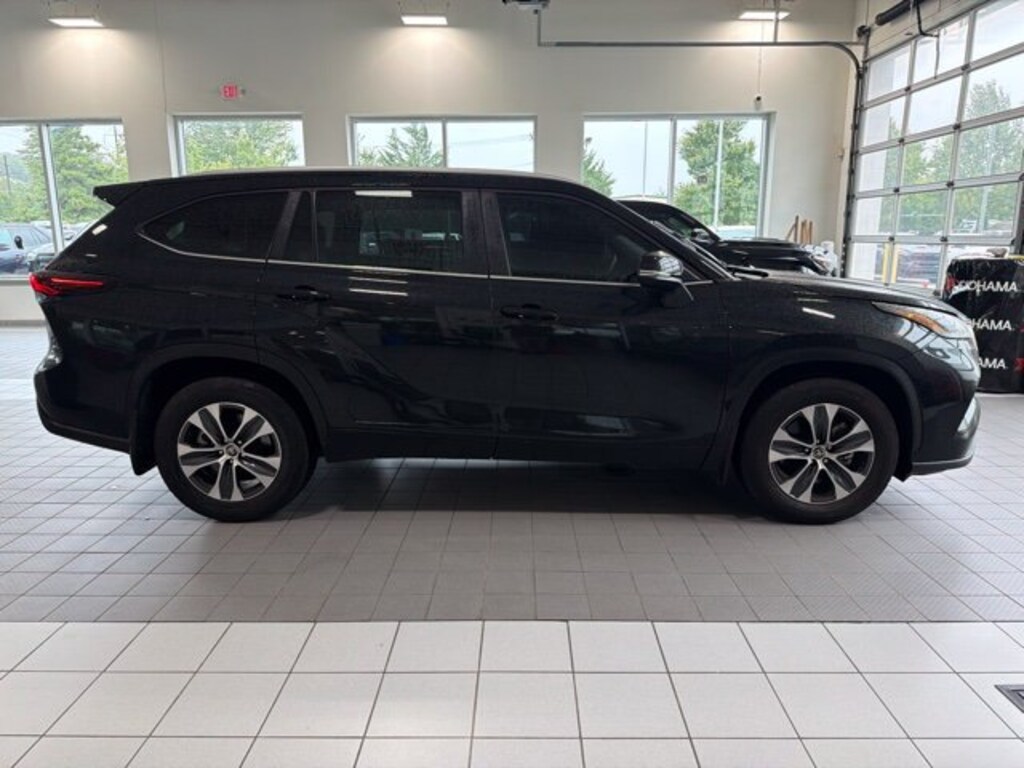 Used 2025 Toyota Highlander XLE SUV