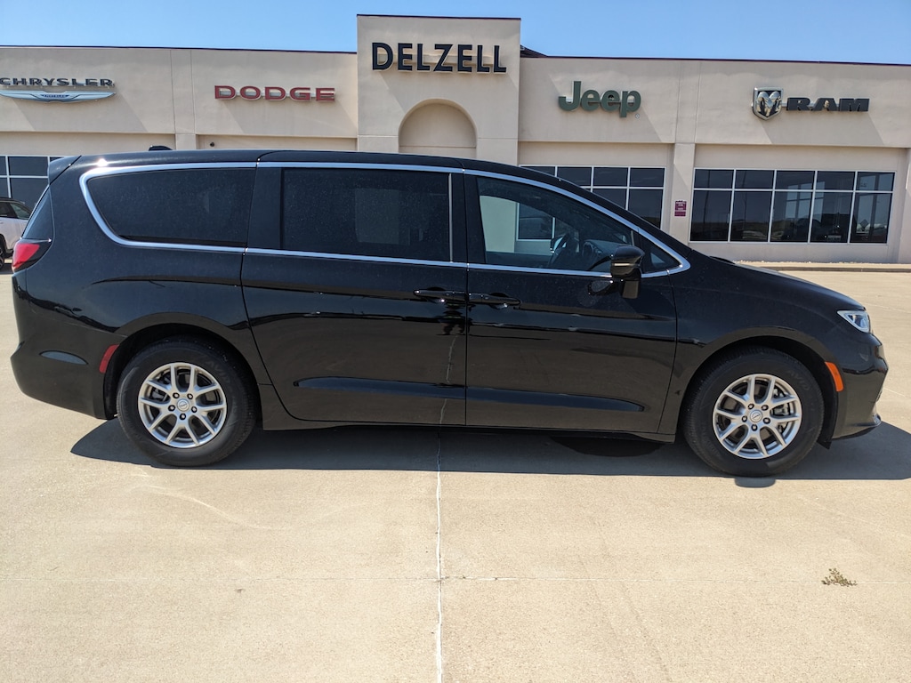 Used 2026 Chrysler Pacifica SELECT
