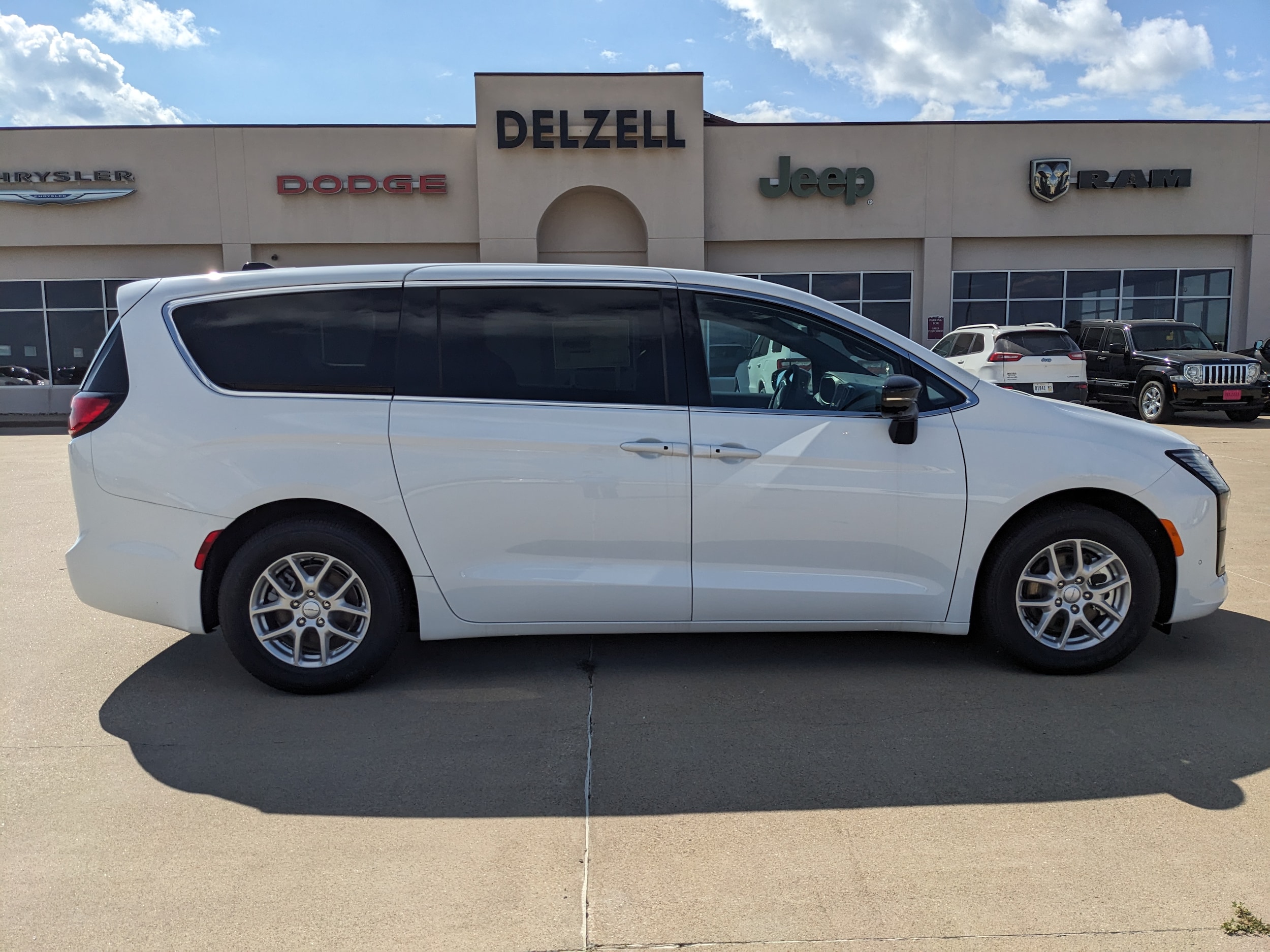 2027 Chrysler Pacifica Select