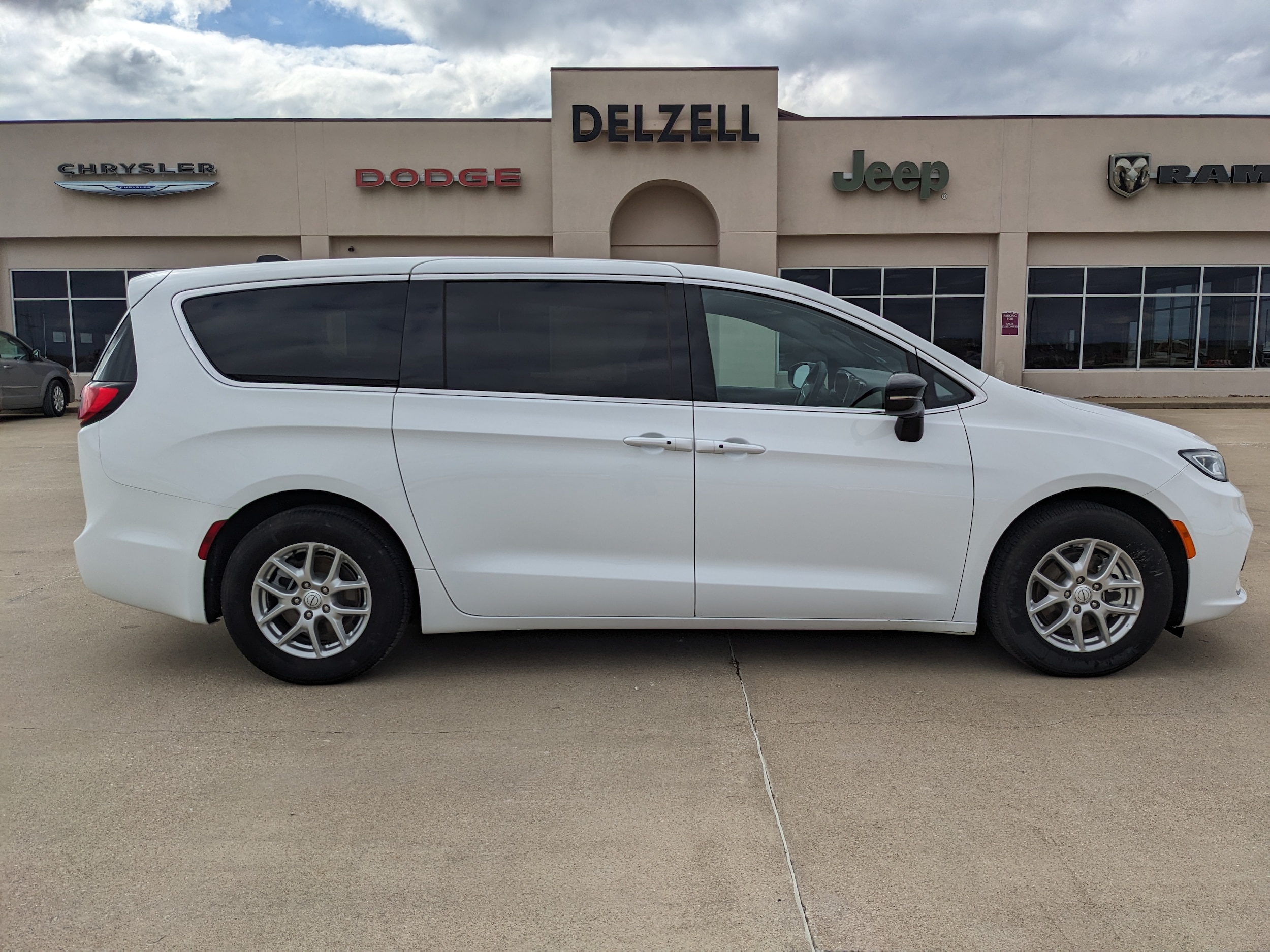 2026 Chrysler Pacifica Select