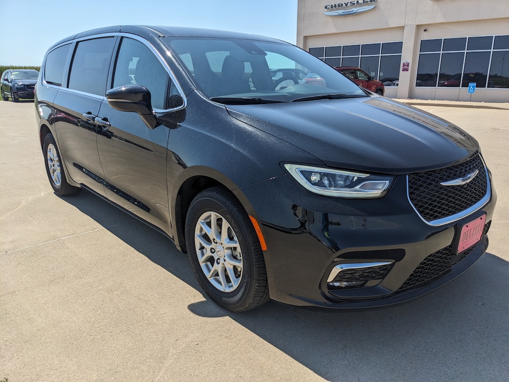 Used 2026 Chrysler Pacifica SELECT